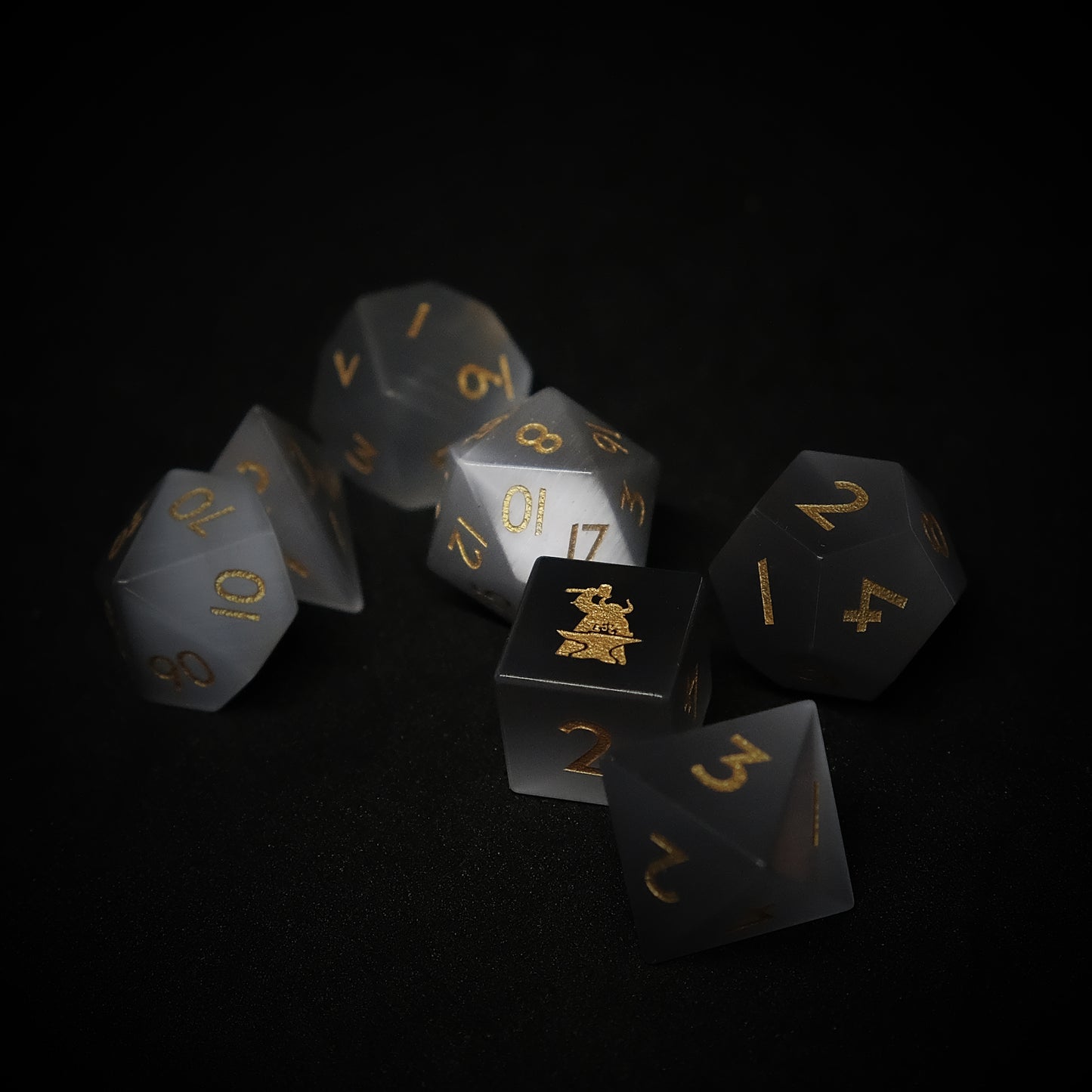 Set di dadi in pietra preziosa occhio di gatto grigio di 7 D6 con logo